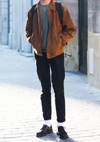 Quale t-shirt girocollo indossare con una giacca harrington marrone: Opta per una giacca harrington marrone e una t-shirt girocollo per un look spensierato e alla moda. Sfodera il gusto per le calzature di lusso e prova con un paio di scarpe derby in pelle nere.