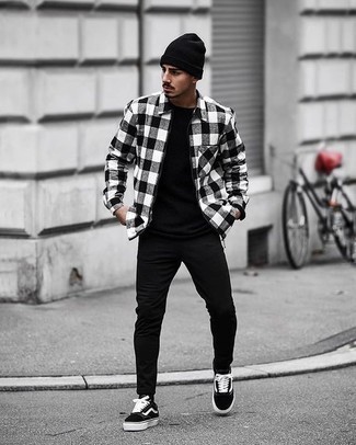 Come indossare e abbinare una giacca harrington nera quando fa caldo: Prova a combinare una giacca harrington nera con jeans aderenti neri per un look perfetto per il weekend. Rifinisci questo look con un paio di sneakers basse di tela nere e bianche.