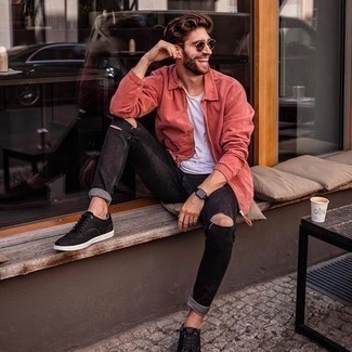 Quale jeans indossare con scarpe derby nere: Per un outfit della massima comodità, potresti abbinare una giacca harrington rossa con jeans. Abbellisci questo completo con un paio di scarpe derby nere.