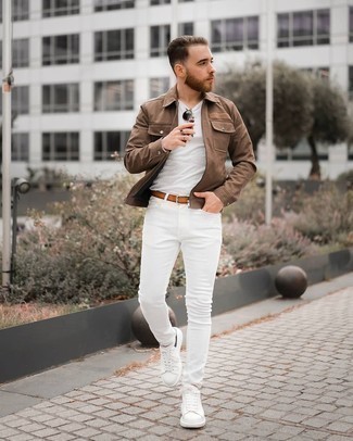Come indossare e abbinare jeans aderenti bianchi e neri in modo casual: Potresti combinare una giacca harrington marrone con jeans aderenti bianchi e neri per un look trendy e alla mano. Sneakers basse in pelle bianche sono una buona scelta per completare il look.