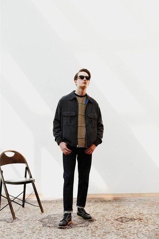Moda uomo anni 20: Indossa una giacca harrington nera con jeans neri per un look semplice, da indossare ogni giorno. Un paio di stivali casual in pelle neri darà un tocco di forza e virilità a ogni completo.
