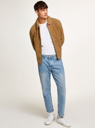 Come indossare e abbinare una giacca harrington beige in modo casual: Indossa una giacca harrington beige con jeans azzurri per vestirti casual. Questo outfit si abbina perfettamente a un paio di sneakers basse in pelle bianche.