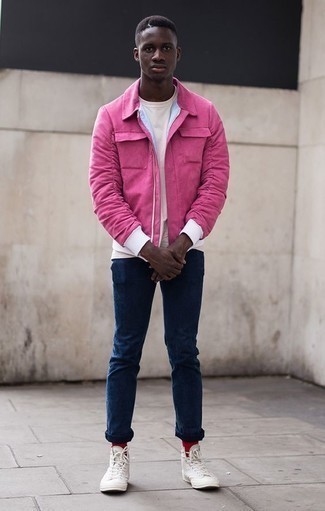 Come indossare e abbinare una giacca harrington rosa quando fa caldo in modo casual: Prova a combinare una giacca harrington rosa con jeans blu scuro per un outfit comodo ma studiato con cura. Per distinguerti dagli altri, scegli un paio di sneakers alte di tela bianche.