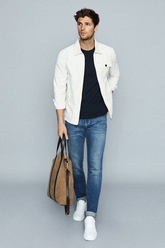 Come indossare e abbinare una giacca harrington per un uomo di 20 anni: Scegli un outfit composto da una giacca harrington e jeans blu per vestirti casual. Sneakers basse di tela bianche sono una validissima scelta per completare il look.