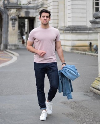 Come indossare e abbinare una t-shirt girocollo rosa per un uomo di 20 anni: Abbina una t-shirt girocollo rosa con jeans blu scuro per un look spensierato e alla moda. Un paio di sneakers basse di tela bianche si abbina alla perfezione a una grande varietà di outfit.