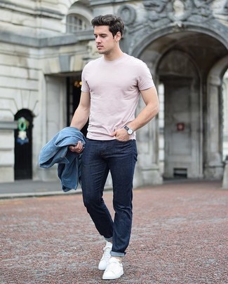 Come indossare e abbinare una t-shirt girocollo rosa con jeans blu scuro per un uomo di 20 anni: Metti una t-shirt girocollo rosa e jeans blu scuro per un look raffinato per il tempo libero. Completa questo look con un paio di sneakers basse di tela bianche.