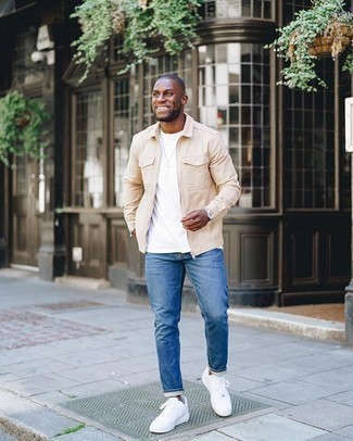Come indossare e abbinare una giacca harrington beige in modo casual: Combina una giacca harrington beige con jeans blu per vestirti casual. Sneakers basse di tela bianche sono una buona scelta per completare il look.