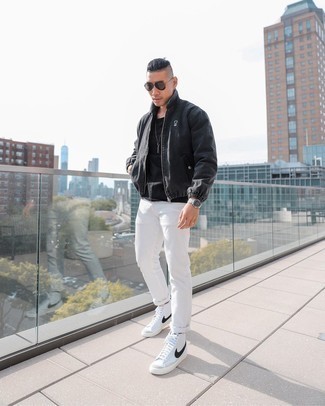 Quale giacca harrington indossare con jeans bianchi quando fa caldo: Abbina una giacca harrington con jeans bianchi per affrontare con facilità la tua giornata. Per un look più rilassato, calza un paio di sneakers alte di tela bianche e nere.