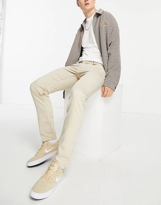 Quale giacca harrington indossare con sneakers basse beige per un uomo di 20 anni: Metti una giacca harrington e jeans beige per un look spensierato e alla moda. Un paio di sneakers basse beige si abbina alla perfezione a una grande varietà di outfit.