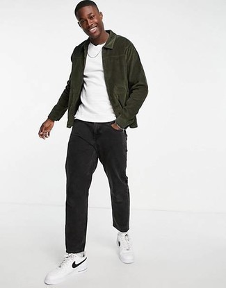 Come indossare e abbinare jeans neri per un uomo di 20 anni: Opta per una giacca harrington di velluto a coste verde scuro e jeans neri per un look raffinato per il tempo libero. Sneakers basse in pelle bianche e nere sono una eccellente scelta per completare il look.