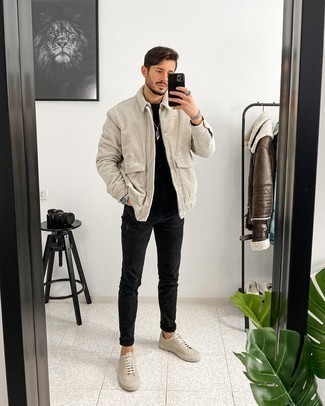 Quale giacca harrington indossare con sneakers basse beige in modo casual: Combina una giacca harrington con jeans neri per un pranzo domenicale con gli amici. Sneakers basse beige sono una valida scelta per completare il look.