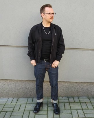 Come indossare e abbinare una giacca harrington nera: Opta per una giacca harrington nera e jeans blu scuro per un look spensierato e alla moda. Sfodera il gusto per le calzature di lusso e opta per un paio di scarpe derby in pelle nere.