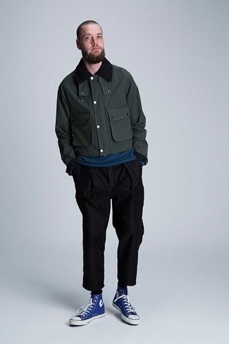 Come indossare e abbinare una giacca harrington verde oliva: Indossa una giacca harrington verde oliva con chino neri per un pranzo domenicale con gli amici. Scegli uno stile casual per le calzature con un paio di sneakers alte di tela blu.
