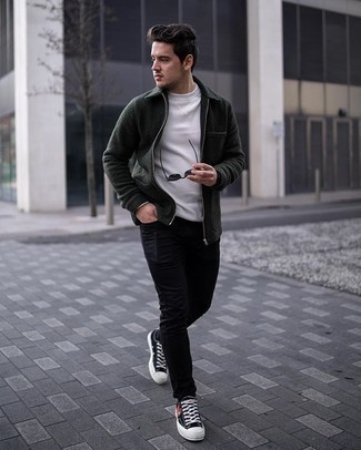 Come indossare e abbinare una giacca harrington verde scuro: Opta per una giacca harrington verde scuro e jeans aderenti neri per un look raffinato per il tempo libero. Sneakers basse di tela stampate nere sono una splendida scelta per completare il look.
