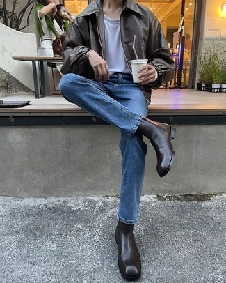 Come indossare e abbinare jeans con stivali chelsea in modo smart-casual: Vestiti con una giacca harrington in pelle marrone scuro e jeans per affrontare con facilità la tua giornata. Sfodera il gusto per le calzature di lusso e opta per un paio di stivali chelsea.