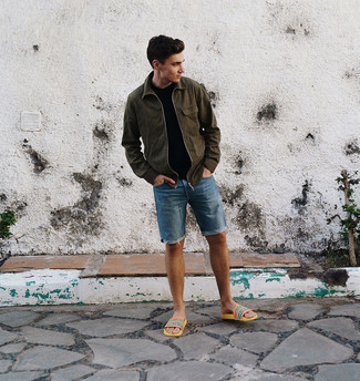 Come indossare e abbinare scarpe lime per un uomo di 20 anni quando fa caldo: Combina una giacca harrington verde oliva con pantaloncini di jeans blu per un look raffinato per il tempo libero. Sandali di tela arancioni renderanno il tuo look davvero alla moda.