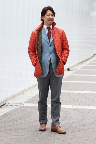 Come indossare e abbinare una cravatta rossa per un uomo di 40 anni in modo formale: Abbina una giacca leggera rossa con una cravatta rossa come un vero gentiluomo. Questo outfit si abbina perfettamente a un paio di scarpe monk in pelle marroni.
