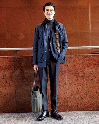 Quale giacca leggera indossare con pantaloni eleganti grigio scuro per un uomo di 20 anni in modo smart-casual: Coniuga una giacca leggera con pantaloni eleganti grigio scuro come un vero gentiluomo. Scarpe derby in pelle nere sono una validissima scelta per completare il look.