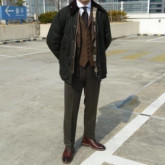 Quale giacca leggera indossare con chukka marroni per un uomo di 30 anni in modo formale: Abbina una giacca leggera con pantaloni eleganti marrone scuro per essere sofisticato e di classe. Chukka marroni renderanno il tuo look davvero alla moda.