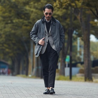 Quale blazer indossare con un polo nero in autunno 2024: Abbina un blazer con un polo nero per un look spensierato e alla moda. Rifinisci il completo con un paio di mocassini eleganti in pelle neri. Ecco una buona idea per creare uno splendido outfit autunnale.
