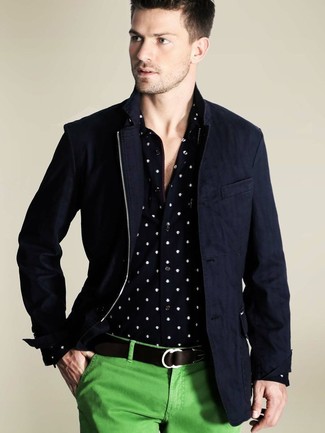 Come indossare e abbinare una giacca leggera blu scuro quando fa caldo in modo casual: Per un outfit quotidiano pieno di carattere e personalità, prova a combinare una giacca leggera blu scuro con chino verdi.