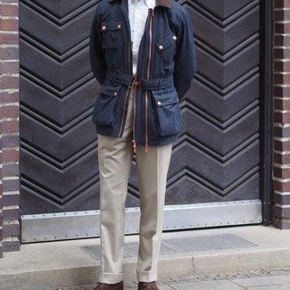 Quale giacca leggera indossare con chukka marroni per un uomo di 30 anni: Prova ad abbinare una giacca leggera con pantaloni eleganti beige per una silhouette classica e raffinata Per un look più rilassato, opta per un paio di chukka marroni.