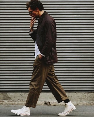 Quale giacca leggera indossare con chino marroni per un uomo di 30 anni: Prova ad abbinare una giacca leggera con chino marroni per un look semplice, da indossare ogni giorno. Mettiti un paio di sneakers alte di tela bianche per avere un aspetto più rilassato.