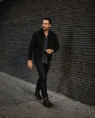 Come indossare e abbinare jeans neri in modo smart-casual: Potresti indossare una giacca leggera nera e jeans neri per un outfit comodo ma studiato con cura. Sfodera il gusto per le calzature di lusso e scegli un paio di stivali casual in pelle marrone scuro.