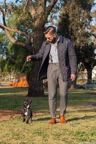 Come indossare e abbinare bretelle per un uomo di 30 anni in modo formale: Opta per una giacca leggera trapuntata grigio scuro e bretelle per un look perfetto per il weekend. Sfodera il gusto per le calzature di lusso e scegli un paio di scarpe oxford in pelle terracotta.