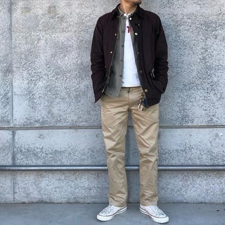 Trend da uomo 2021: Abbina una giacca leggera marrone scuro con chino marrone chiaro per un look raffinato per il tempo libero. Per distinguerti dagli altri, calza un paio di sneakers basse di tela bianche.