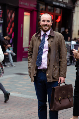 Come indossare e abbinare una cravatta con stampa cachemire blu per un uomo di 30 anni: Combina una giacca leggera marrone con una cravatta con stampa cachemire blu per essere sofisticato e di classe.