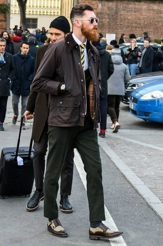Come indossare e abbinare una giacca leggera terracotta per un uomo di 30 anni quando fa caldo: Coniuga una giacca leggera terracotta con pantaloni eleganti verde scuro come un vero gentiluomo. Scarpe double monk in pelle marrone scuro sono una buona scelta per completare il look.