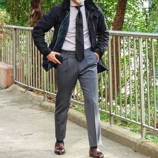Come indossare e abbinare una giacca leggera blu scuro: Metti una giacca leggera blu scuro e pantaloni eleganti grigi per un look elegante e di classe. Perfeziona questo look con un paio di mocassini con nappine in pelle marroni.
