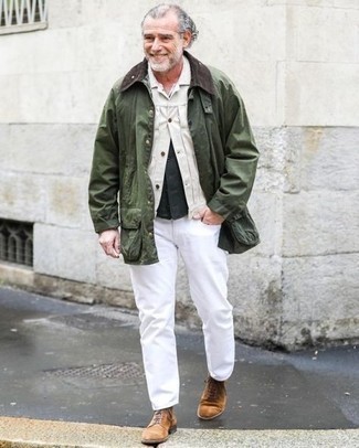 Come indossare e abbinare una camicia giacca bianca: Potresti combinare una camicia giacca bianca con jeans bianchi per un look raffinato per il tempo libero. Stivali casual in pelle scamosciata marroni sono una buona scelta per completare il look.