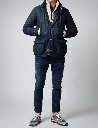 Come indossare e abbinare un serafino nero con jeans blu scuro: Indossa un serafino nero con jeans blu scuro per una sensazione di semplicità e spensieratezza. Calza un paio di scarpe sportive in pelle scamosciata grigie per avere un aspetto più rilassato.