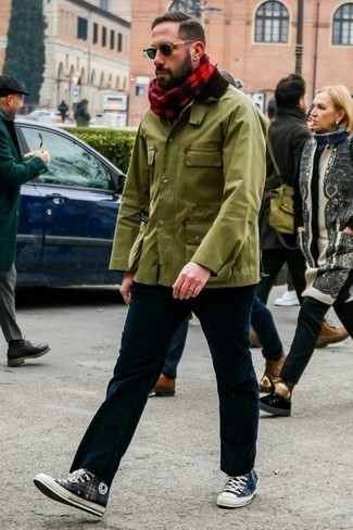 Come indossare e abbinare una sciarpa rossa per un uomo di 30 anni: Potresti combinare una giacca leggera verde oliva con una sciarpa rossa per un'atmosfera casual-cool. Sneakers alte di tela scozzesi blu scuro doneranno eleganza a un look altrimenti semplice.