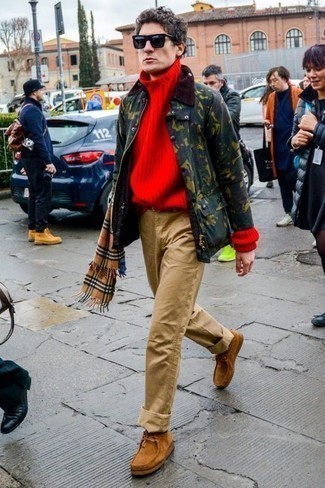 Come indossare e abbinare un maglione rosso per un uomo di 30 anni: Mostra il tuo stile in un maglione rosso con chino marrone chiaro per un look raffinato per il tempo libero. Scegli un paio di chukka in pelle scamosciata marrone chiaro come calzature per un tocco virile.