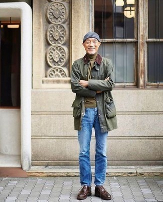 Moda uomo anni 60: Punta su una giacca leggera verde scuro e jeans blu per un look trendy e alla mano.