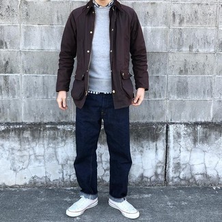 Trend da uomo 2021: Potresti abbinare una giacca leggera marrone scuro con jeans blu scuro per un outfit comodo ma studiato con cura. Sneakers basse di tela bianche sono una eccellente scelta per completare il look.