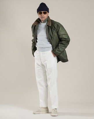 Look alla moda per uomo: Giacca leggera verde oliva, Felpa grigia, Camicia a maniche lunghe verde oliva, Chino bianchi