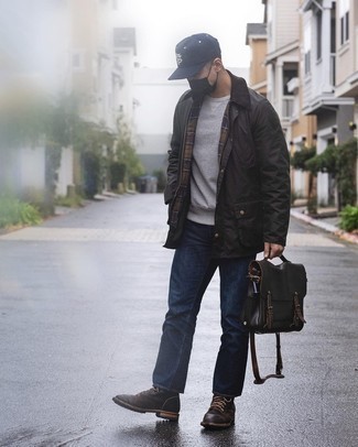 Quale jeans indossare con una felpa grigio scuro quando fa caldo in modo smart-casual: Indossa una felpa grigio scuro con jeans per affrontare con facilità la tua giornata. Scegli un paio di stivali casual in pelle marrone scuro per un tocco virile.