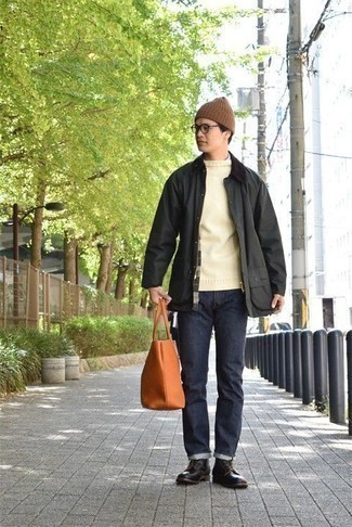 Look alla moda per uomo: Giacca leggera nera, Felpa beige, Jeans blu scuro, Stivali casual in pelle marrone scuro