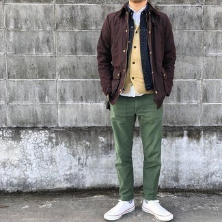Trend da uomo 2021: Scegli un outfit composto da una giacca leggera marrone scuro e chino verde oliva per vestirti casual. Se non vuoi essere troppo formale, scegli un paio di sneakers basse di tela bianche come calzature.