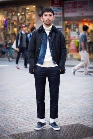 Come indossare e abbinare una giacca di jeans con una giacca leggera per un uomo di 20 anni: Vestiti con una giacca leggera e una giacca di jeans per un look semplice, da indossare ogni giorno. Prova con un paio di sneakers basse di tela blu scuro per un tocco più rilassato.