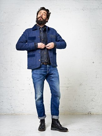 Come indossare e abbinare una giacca di jeans blu scuro con stivaletti brogue in pelle neri in modo smart-casual: Metti una giacca di jeans blu scuro e jeans blu per affrontare con facilità la tua giornata. Un bel paio di stivaletti brogue in pelle neri è un modo semplice di impreziosire il tuo look.