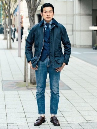 Come indossare e abbinare jeans blu con scarpe monk in pelle marrone scuro in autunno 2024: Abbina una giacca leggera blu scuro con jeans blu per vestirti casual. Mettiti un paio di scarpe monk in pelle marrone scuro per mettere in mostra il tuo gusto per le scarpe di alta moda. Ecco una eccellente idea per creare uno stupendo outfit autunnale.