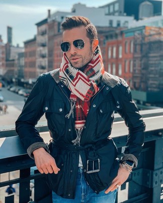 Come indossare e abbinare una sciarpa stampata multicolore per un uomo di 30 anni: Metti una giacca leggera blu scuro e una sciarpa stampata multicolore per un'atmosfera casual-cool.