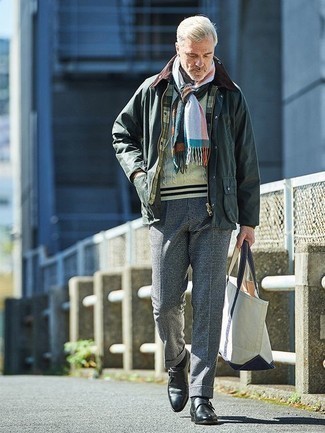 Come indossare e abbinare una sciarpa per un uomo di 50 anni: Indossa una giacca leggera verde scuro e una sciarpa per un look comfy-casual. Scegli uno stile classico per le calzature e calza un paio di scarpe monk in pelle nere.