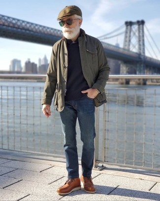 Quale jeans indossare con stivali casual marroni per un uomo di 50 anni: Prova ad abbinare una giacca leggera verde oliva con jeans per un pranzo domenicale con gli amici. Perché non aggiungere un paio di stivali casual marroni per un tocco di stile in più?