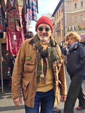 Come indossare e abbinare una sciarpa di lana per un uomo di 50 anni quando fa freddo in modo smart-casual: Prova a combinare una giacca leggera marrone chiaro con una sciarpa di lana per un look comfy-casual.